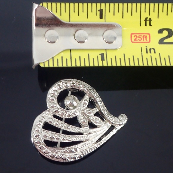 Vintage Child's Heart Theme Silver Tone Fancy Stylized Brooch Lapel Pin 1" Jewel - Picture 7 of 7